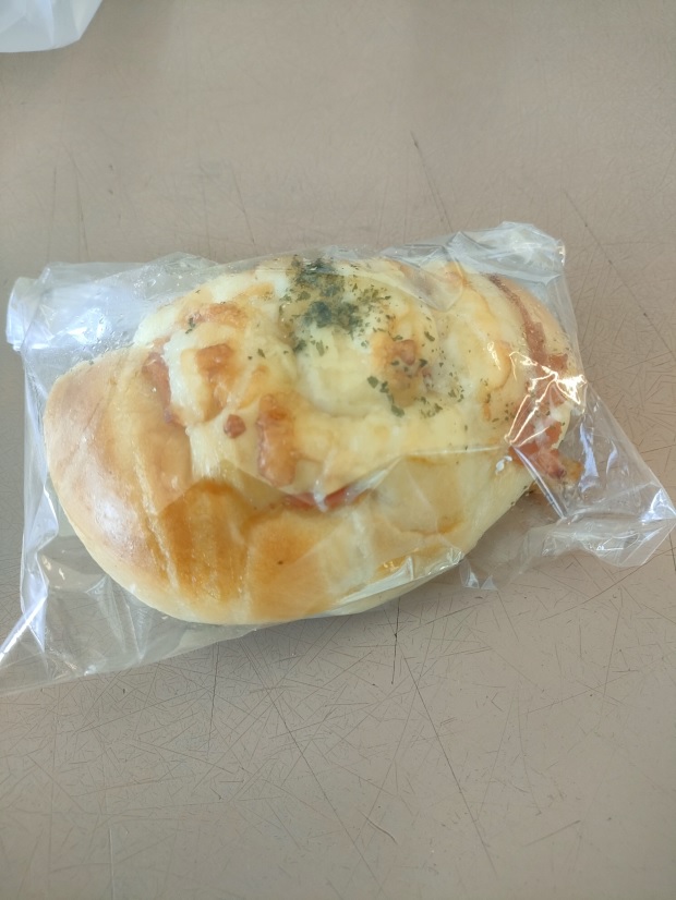 Ham & Cheese Bread(S$1.6)